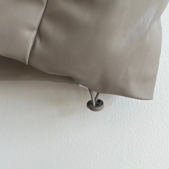 🏷️ SOLD • ZARA • Faux Leather Puffer Vest in Gray Marl • Medium - Picture 9 of 13